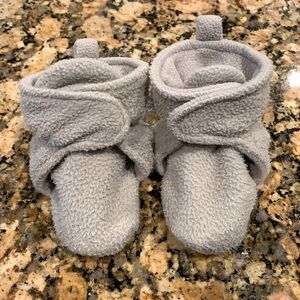 Luvable Friends Infant Slippers Sz 12-18mo